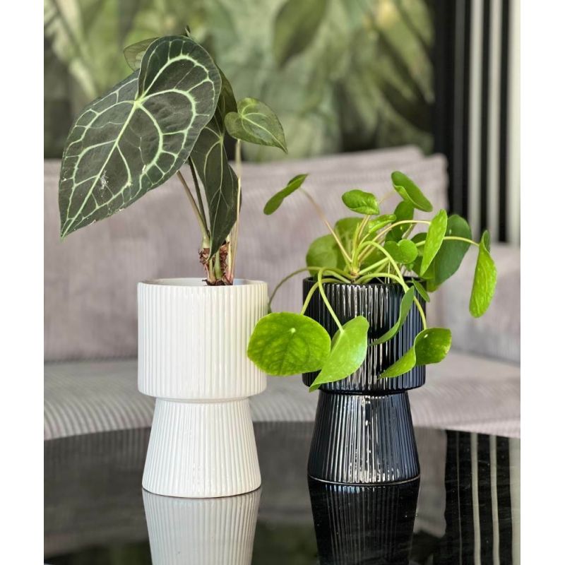 osłonka ceramiczna prążkowana na nóżce czarna 14 cm