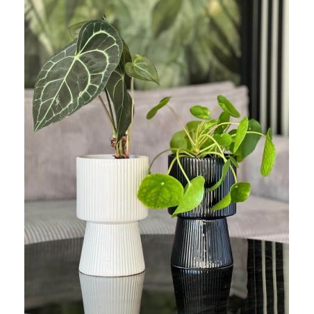 osłonka ceramiczna prążkowana na nóżce czarna 14 cm